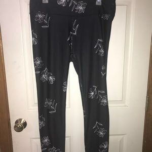 Fabletics black and white floral leggings